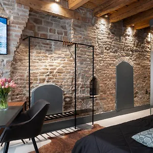 officine-cavour-casa-dei-leoni-centro-storico.hotelinveneto.com/